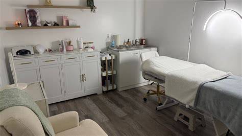 comfortable boutique waxing brow studio Sharpsburg