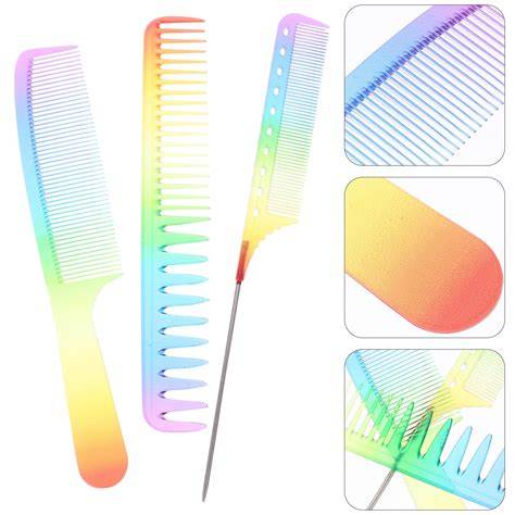 Colored comb with teeth detail