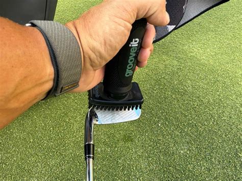 Grooveit golf club cleaning brush use on bag